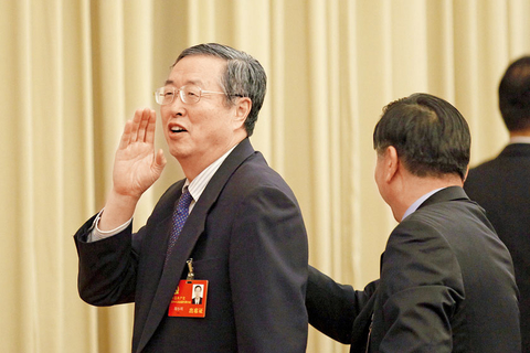 11月8日，中国人民银行行长周小川在中共十八大中央金融系统代表团讨论会上。王申/新华社