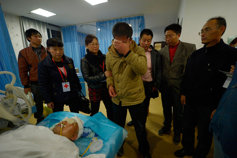 11月24日，重庆，王庆勇的亲属们向他的遗体告别，他的哥哥王庆建失声痛哭。    渝友/CFP