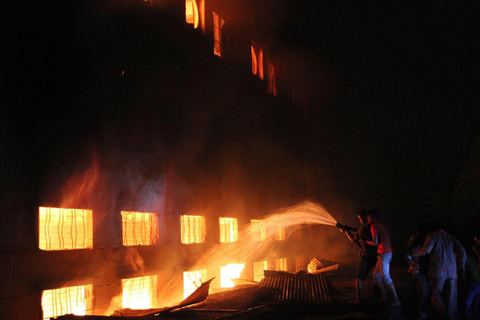 11月24日，孟加拉国达卡，服装厂火灾救援进行中。  CFP