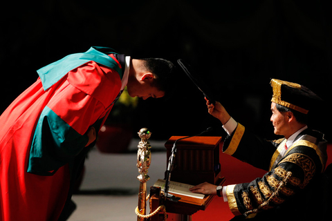 姚明获香港大学名誉社会科学博士学位