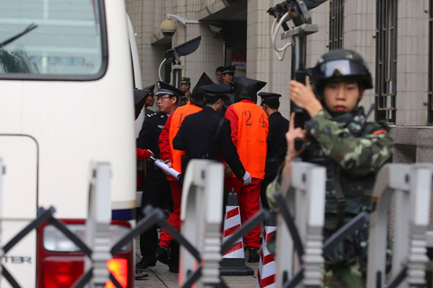 11月28日，深圳，涉黑组织成员被押解到庭。        水果糖/东方IC