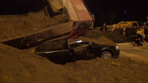 渣土车侧翻压扁轿车 两名银行行长身亡