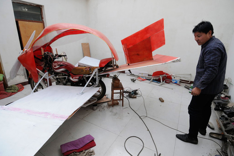 11月28日，济南农民张学林和他造的“飞机”。   CFP