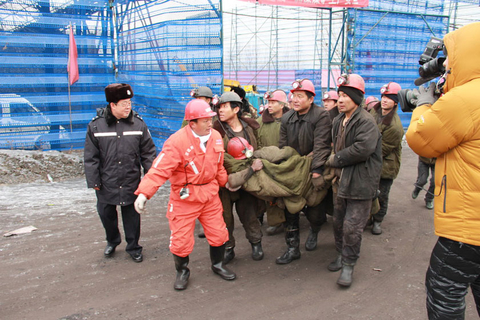 12月2日，黑龙江七台河，获救矿工。    CFP