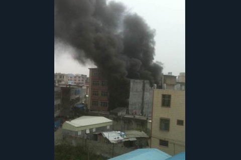 12月4日，汕头潮南区内衣厂火灾现场。   图片来源：腾讯微博@知足常乐