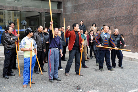 12月4日，江西乐平市，手持木棍、情绪激动的“医闹人员”。   朱定文/CFP