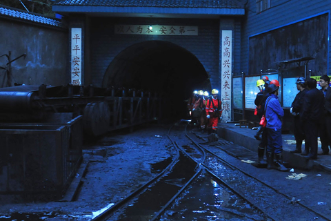 12月5日，救援人员从矿井口走出。     新华社
