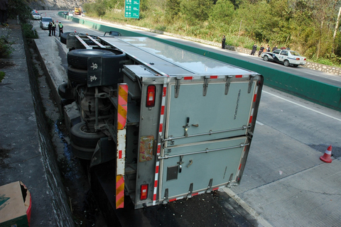 12月5日，广西泉南高速公路桂柳路段波寨服务区路段一辆大型运钞车侧翻高速路旁。  李婕/CFP