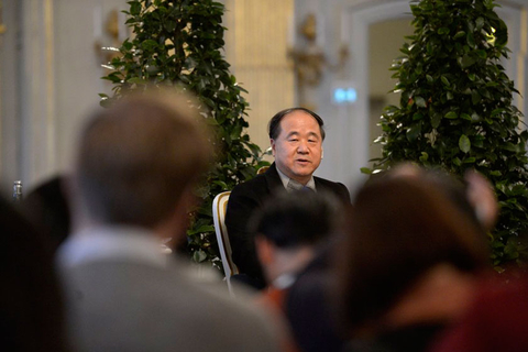 12月6日，中国作家莫言出席2012年诺贝尔文学奖得主新闻发布会。       FREDRIK SANDBERG/SCANPIX/CFP