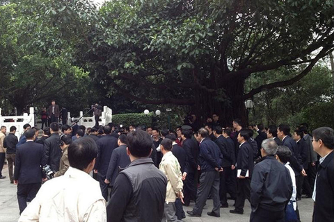 2012年12月8日，习近平来到深圳市莲花山，向邓小平雕像敬献花篮。敬献花篮仪式结束后，习近平来到人群当中，与群众进行了互动。习近平考察深圳期间道路未封闭，公车私车并行。