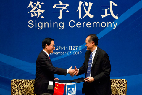 2012年11月27日，北京，世行行长金墉（右）与中国财长谢旭人（左）举行“世界银行-中国发展实践知识中心”签字仪式。Alexander F Yuan/东方IC