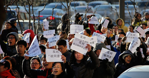 12月9日，北京朝阳区，大约300多名京沈高铁沿线居民集会，抗议拟建高铁线路从密集居民区通过，并对相关环评的公正性提出质疑。    Petar Kujundzic/Reuters