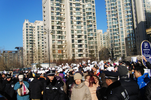 2012年12月9日，北京朝阳区，多名京沈高铁沿线居民集会，抗议拟建高铁线路从密集居民区通过，并对相关环评的公正性提出质疑。  何林璘/财新实习记者