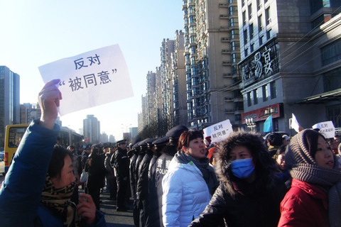 2012年12月9日，北京朝阳区，多名京沈高铁沿线居民集会，抗议拟建高铁线路从密集居民区通过，并对相关环评的公正性提出质疑。  何林璘/财新实习记者