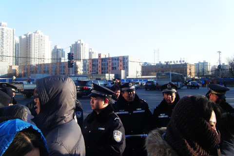 2012年12月9日，北京朝阳区，多名京沈高铁沿线居民集会，抗议拟建高铁线路从密集居民区通过，并对相关环评的公正性提出质疑。  何林璘/财新实习记者
