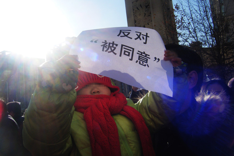 2012年12月9日，北京朝阳区，多名京沈高铁沿线居民集会，抗议拟建高铁线路从密集居民区通过，并对相关环评的公正性提出质疑。  何林璘/财新实习记者