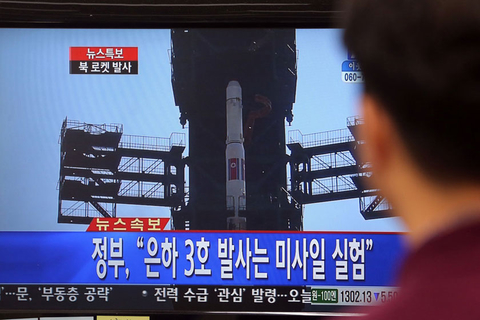 当地时间2012年12月12日消息，据韩国媒体报道，朝鲜当日发射了“银河3号”远程火箭。朝鲜方面目前没有相关报道。而日本政府称，10时5分，朝鲜发射的“火箭”落在菲律宾以东300公里的太平洋海上。