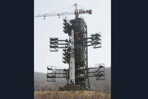 当地时间2012年12月12日消息，据韩国媒体报道，朝鲜当日发射了“银河3号”远程火箭。朝鲜方面目前没有相关报道。而日本政府称，10时5分，朝鲜发射的“火箭”落在菲律宾以东300公里的太平洋海上。