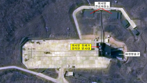 2012年4月7日拍摄的卫星图片显示，“光明星3号”卫星已经安装在位于朝鲜东仓里的发射台上。 东方IC
