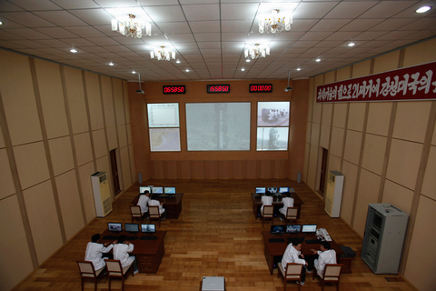 2012年4月8日，朝鲜科学家在中央控制室监测“光明星3号”卫星的情况。 Bobby Yip/REUTERS 