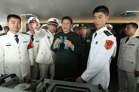 12月8日，习近平在海军“海口舰”上视察。   王建民/新华社