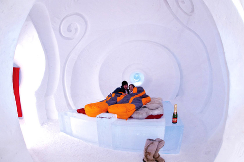 游客体验德国Iglu-Dorf酒店。      东方IC