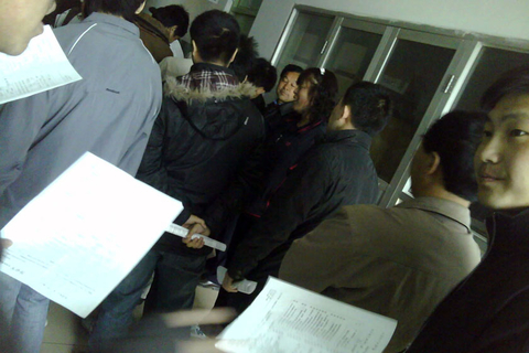 2011年3月31日，北京房山区某医院，卖血者手拿“献血者信息”登记表排起长队，楼道被挤得水泄不通。“血头”组织大学生、民工、兼职工作者甚至是河北村民卖血，从中牟取暴利。而这些卖血者中，不少曾是无偿献血者。CFP