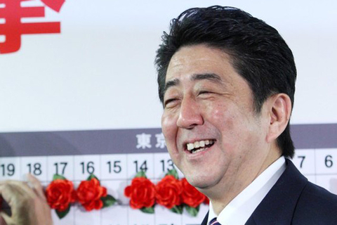 2012年12月16日，日本东京，日本自民党秘书长石破茂和党首安倍晋三在党总部举行媒体见面会。    Bloomberg/Getty Images/CFP