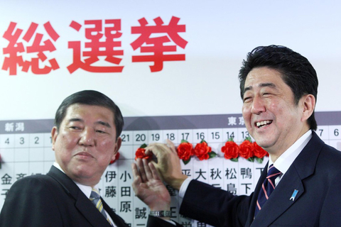 12月16日，日本东京，日本自民党秘书长石破茂和党首安倍晋三在党总部举行媒体见面会。    Bloomberg/Getty Images/CFP