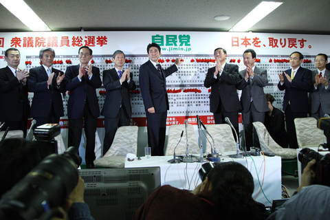 2012年12月16日，日本东京，日本自民党秘书长石破茂和党首安倍晋三在党总部举行媒体见面会。    Bloomberg/Getty Images/CFP