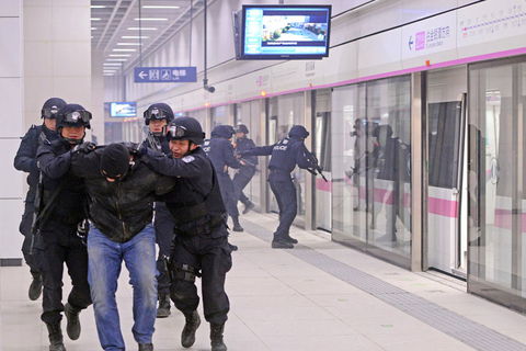 武汉地铁举行反恐演习