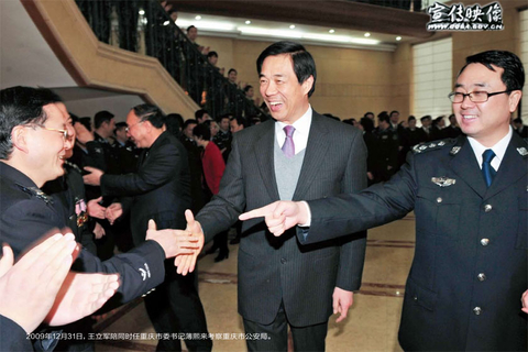 2009年12月31日，王立军陪同时任重庆市委书记薄熙来考察重庆市公安局。     图片来源：南都周刊