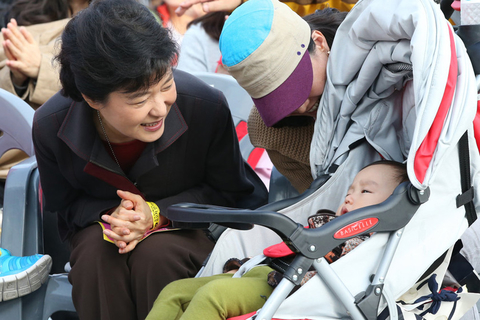 2012年12月19日，韩国第18届总统选举投票举行，两大主要候选人执政党新国家党朴槿惠和在野的民主统和党文在寅将上演“雌雄对决”。朴槿惠现年60岁，保守派代表人物，已故前总统朴正熙长女，执政党前党首，人称“选举女王”。文在寅59岁，自由派单一候选人，曾任已故前总统卢武铉的青瓦台总统府秘书室长，获称“卢武铉的影子”。