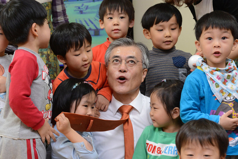 2012年12月19日，韩国第18届总统选举投票举行，两大主要候选人执政党新国家党朴槿惠和在野的民主统和党文在寅将上演“雌雄对决”。朴槿惠现年60岁，保守派代表人物，已故前总统朴正熙长女，执政党前党首，人称“选举女王”。文在寅59岁，自由派单一候选人，曾任已故前总统卢武铉的青瓦台总统府秘书室长，获称“卢武铉的影子”。