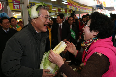 2012年12月19日，韩国第18届总统选举投票举行，两大主要候选人执政党新国家党朴槿惠和在野的民主统和党文在寅将上演“雌雄对决”。朴槿惠现年60岁，保守派代表人物，已故前总统朴正熙长女，执政党前党首，人称“选举女王”。文在寅59岁，自由派单一候选人，曾任已故前总统卢武铉的青瓦台总统府秘书室长，获称“卢武铉的影子”。