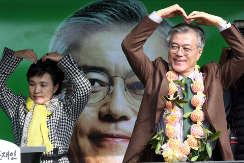 2012年12月19日，韩国第18届总统选举投票举行，两大主要候选人执政党新国家党朴槿惠和在野的民主统和党文在寅将上演“雌雄对决”。朴槿惠现年60岁，保守派代表人物，已故前总统朴正熙长女，执政党前党首，人称“选举女王”。文在寅59岁，自由派单一候选人，曾任已故前总统卢武铉的青瓦台总统府秘书室长，获称“卢武铉的影子”。