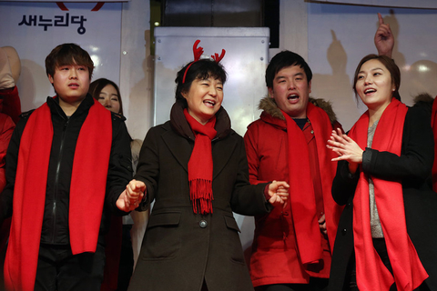 2012年12月19日，韩国第18届总统选举投票举行，两大主要候选人执政党新国家党朴槿惠和在野的民主统和党文在寅将上演“雌雄对决”。朴槿惠现年60岁，保守派代表人物，已故前总统朴正熙长女，执政党前党首，人称“选举女王”。文在寅59岁，自由派单一候选人，曾任已故前总统卢武铉的青瓦台总统府秘书室长，获称“卢武铉的影子”。