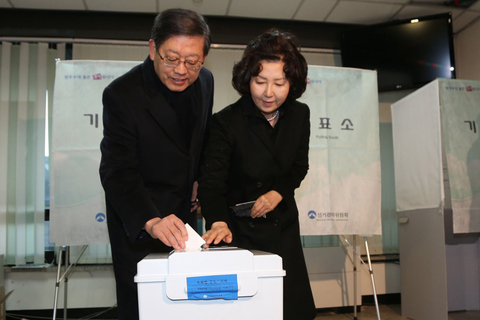 2012年12月19日，韩国第18届总统选举投票举行，两大主要候选人执政党新国家党朴槿惠和在野的民主统和党文在寅将上演“雌雄对决”。朴槿惠现年60岁，保守派代表人物，已故前总统朴正熙长女，执政党前党首，人称“选举女王”。文在寅59岁，自由派单一候选人，曾任已故前总统卢武铉的青瓦台总统府秘书室长，获称“卢武铉的影子”。