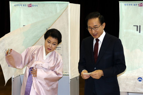 2012年12月19日，韩国第18届总统选举投票举行，两大主要候选人执政党新国家党朴槿惠和在野的民主统和党文在寅将上演“雌雄对决”。朴槿惠现年60岁，保守派代表人物，已故前总统朴正熙长女，执政党前党首，人称“选举女王”。文在寅59岁，自由派单一候选人，曾任已故前总统卢武铉的青瓦台总统府秘书室长，获称“卢武铉的影子”。