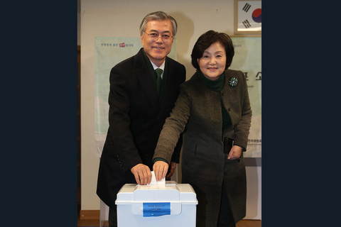 2012年12月19日，韩国第18届总统选举投票举行，两大主要候选人执政党新国家党朴槿惠和在野的民主统和党文在寅将上演“雌雄对决”。朴槿惠现年60岁，保守派代表人物，已故前总统朴正熙长女，执政党前党首，人称“选举女王”。文在寅59岁，自由派单一候选人，曾任已故前总统卢武铉的青瓦台总统府秘书室长，获称“卢武铉的影子”。