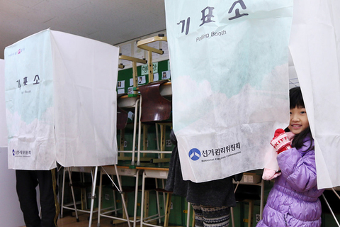 2012年12月19日，韩国第18届总统选举投票举行，两大主要候选人执政党新国家党朴槿惠和在野的民主统和党文在寅将上演“雌雄对决”。朴槿惠现年60岁，保守派代表人物，已故前总统朴正熙长女，执政党前党首，人称“选举女王”。文在寅59岁，自由派单一候选人，曾任已故前总统卢武铉的青瓦台总统府秘书室长，获称“卢武铉的影子”。