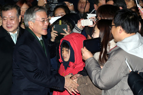 2012年12月19日，韩国第18届总统选举投票举行，两大主要候选人执政党新国家党朴槿惠和在野的民主统和党文在寅将上演“雌雄对决”。朴槿惠现年60岁，保守派代表人物，已故前总统朴正熙长女，执政党前党首，人称“选举女王”。文在寅59岁，自由派单一候选人，曾任已故前总统卢武铉的青瓦台总统府秘书室长，获称“卢武铉的影子”。