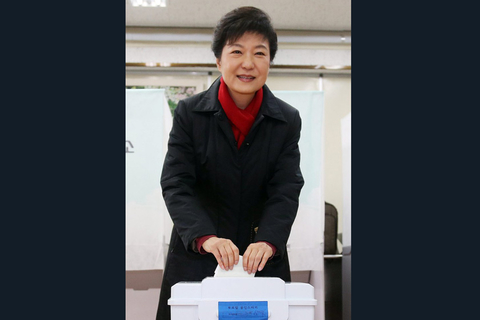 12月19日，韩国总统选举投票开始，执政党总统候选人朴槿惠参加投票。     CFP