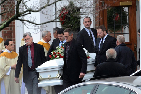 12月18日，美国康涅狄格州纽敦，校园枪击案遇难者葬礼举行。      PETER FOLEY/CFP