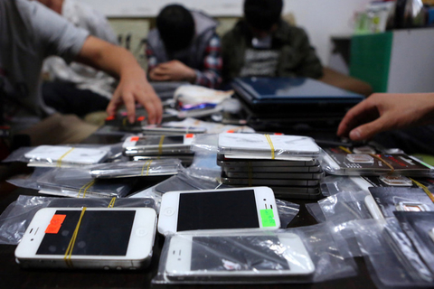 12月20日，警方查获的iphone手机及其配件。     水果糖/东方IC
