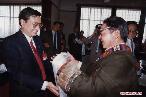 1993年5月2日，李克强会见共青团第13届全国代表大会的代表。   新华社