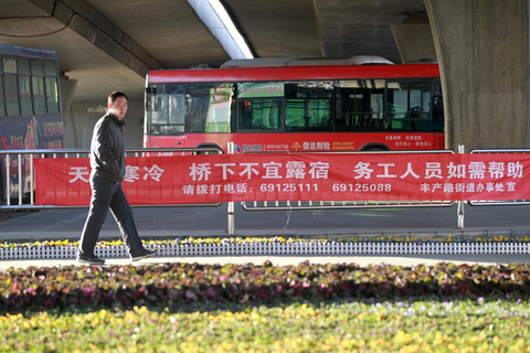 为防止街头露宿 郑州设农民工救助点