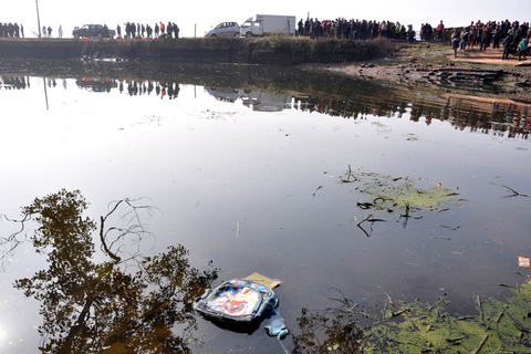 江西贵溪面包车坠入水塘 11名幼儿死亡