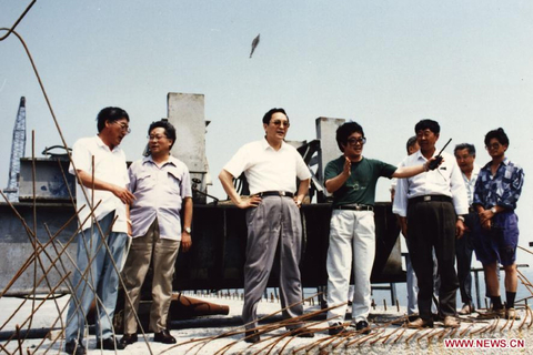 1994年，时任山东省委常委、青岛市委书记的俞正声考察青岛跨海高速公路的建设情况。   新华社