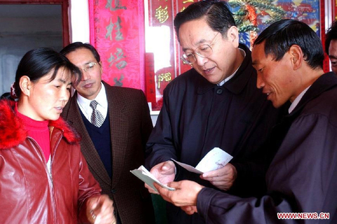 2002年1月11日，湖北省委书记俞正声在考察湖北嘉鱼县时，与当地农民交流。   新华社